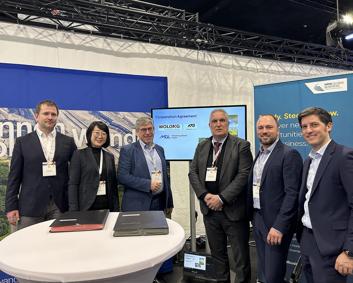 1711094861525337EA33.jpg 签约后合影 - 副本.jpg